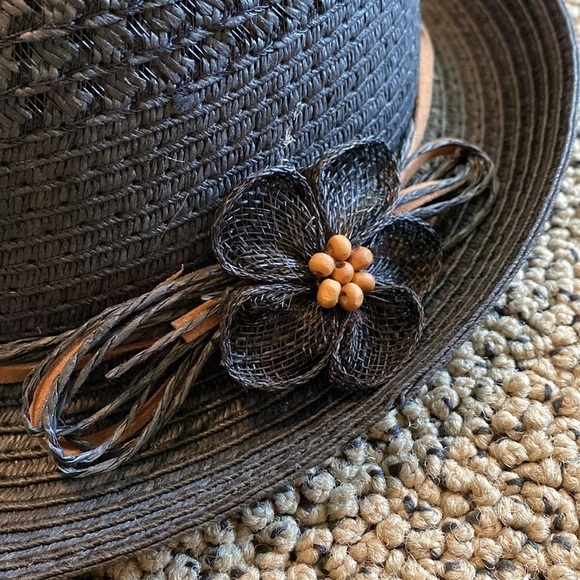 NWOT Lightweight Black Fedora with Flower Band - Picture 3 of 5